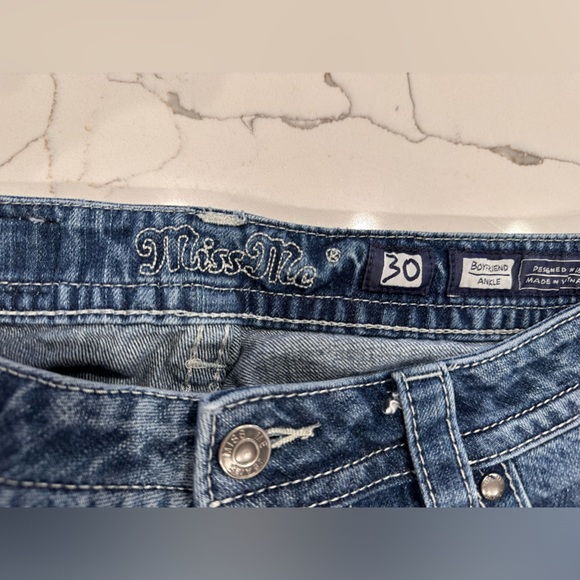 🌸 Miss Me Distressed Boyfriend Ankle Jean Size 30🌸 - Picture 2 of 10